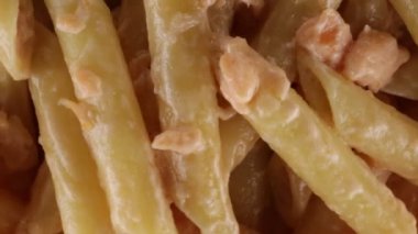 Somon ve krema ile penne