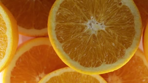 Апельсины Разрезаны Пополам Сока — стоковое видео