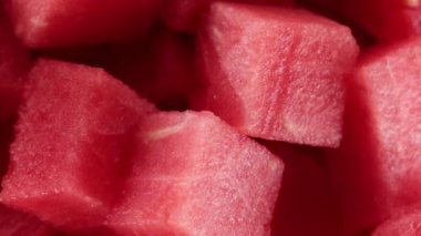 Kesilen karpuz ve parçaları