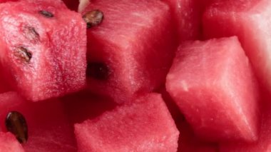 Kesilen karpuz ve parçaları