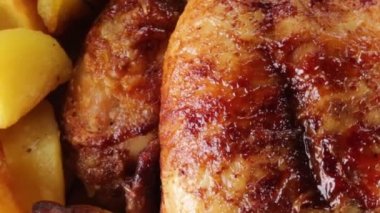 Fırında pişmiş patates ile tavuk