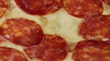 mozzarella ve salamlı pizza