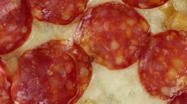 mozzarella ve salamlı pizza