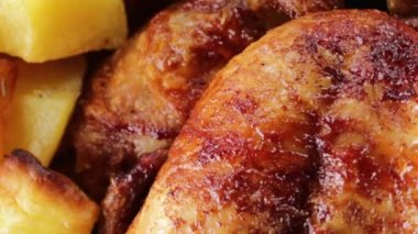 Pişmiş tavuk fırında patates ile ahşap