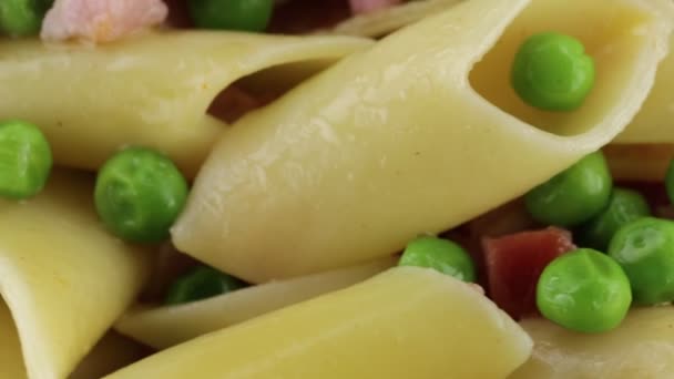 意大利面 蜡烛通心粉豌豆和熏肉 — 图库视频影像