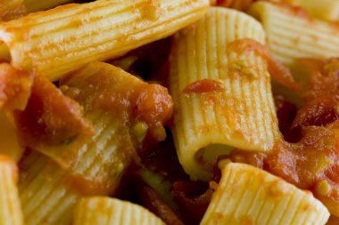 Rigatoni sos bio içeren