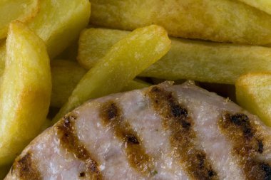 Hamburger ve patates kızartması