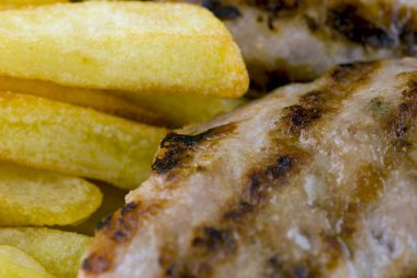 Hamburger ve patates kızartması