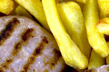 Hamburger ve patates kızartması