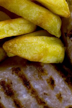 Hamburger ve patates kızartması