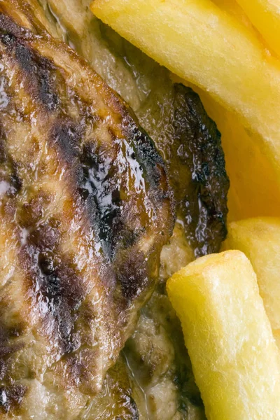 Amerikan patates kızartması ile ızgara biftek