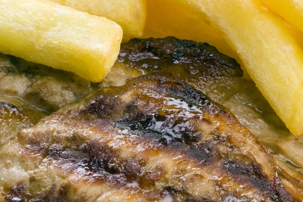 Amerikan patates kızartması ile ızgara biftek