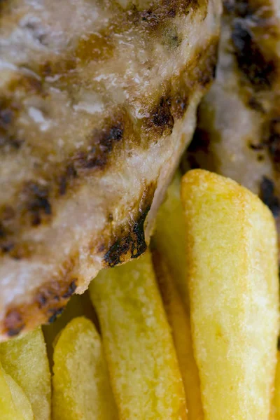 Hamburger ve patates kızartması