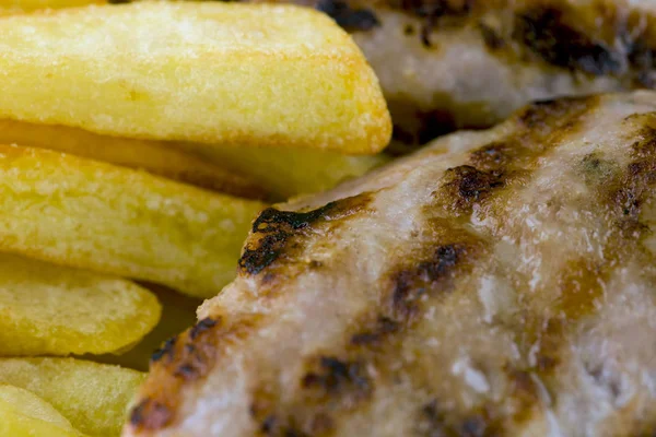 Hamburger ve patates kızartması