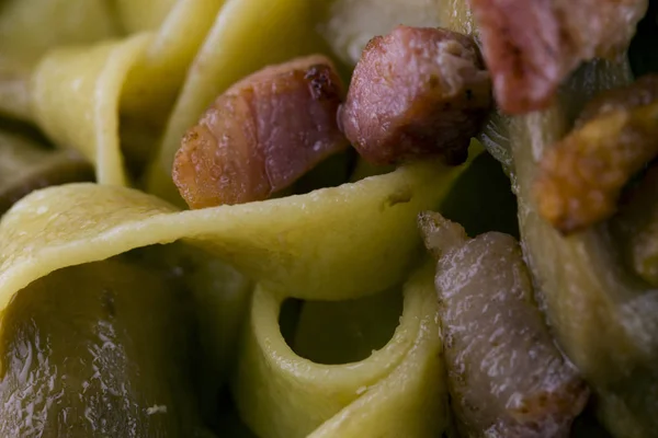 Porcini mantar ve pastırma tagliatelle