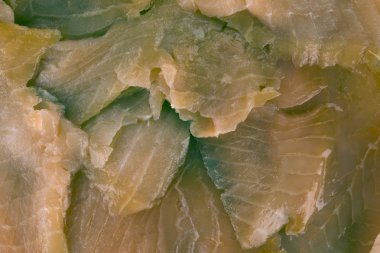 Dilimler halinde kesip somon