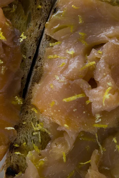 Bruschetta somon bio içeren