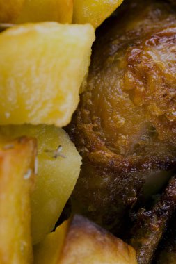 Pişmiş tavuk fırında patates ile ahşap