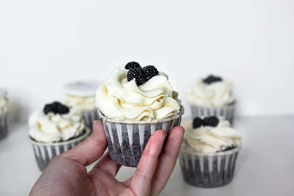 Cupcake Chocolat Dans Paume Près Avec Fond Flou — Photo