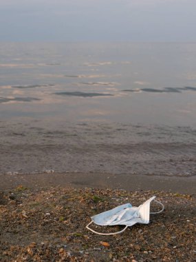 Maske sahile atıldı - Görüntü Romanya 'nın Köstence sahilinde çekildi.