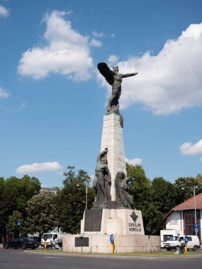 Bükreş / Romanya - 20 Temmuz 2020: Gökyüzü Kahramanları Anıtı: Romanya Havacılık ve Hava Kuvvetleri Gününün Hava Geçidi, askeri ve dini törenlerle kutlanması