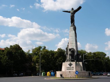 Bükreş / Romanya - 20 Temmuz 2020: Gökyüzü Kahramanları Anıtı: Romanya Havacılık ve Hava Kuvvetleri Gününün Hava Geçidi, askeri ve dini törenlerle kutlanması