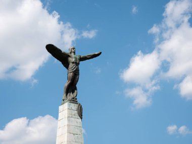 Bükreş / Romanya - 20 Temmuz 2020: Gökyüzü Kahramanları Anıtı: Romanya Havacılık ve Hava Kuvvetleri Gününün Hava Geçidi, askeri ve dini törenlerle kutlanması