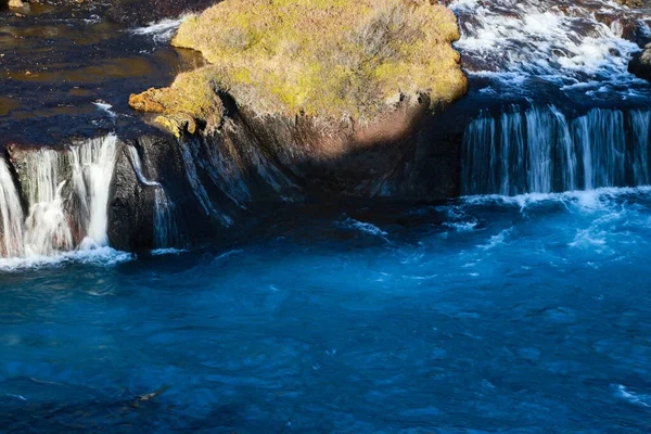 冰岛的Bjarnafoss瀑布 来自一个巨大的熔岩平原之下 美丽的蓝色 — 图库照片