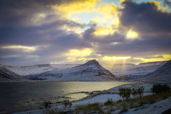 Prachtig Zonovergoten Uitzicht Bergen Westelijke Fjorden Ijsland — Stockfoto