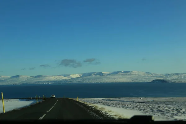 아이슬란드의 웨스트 피오르드 하늘을 배경으로 자동차 앞에서 테이젠 — 스톡 사진