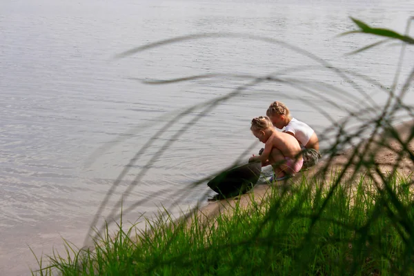 Sahilde oynayan iki kız