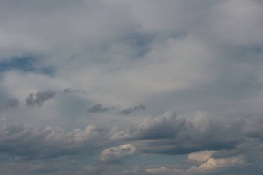 Beyaz bulutlu mavi gökyüzü