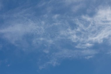 Mavi gökyüzünde beyaz bulutlar