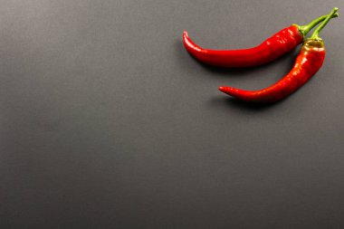 Koyu arkaplanda kırmızı biber