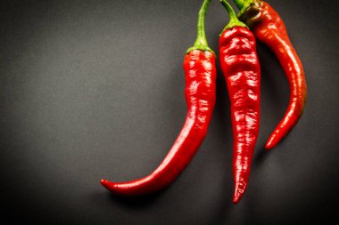 Koyu arkaplanda kırmızı biber, yakın plan.