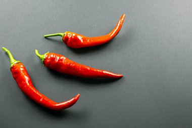 Koyu arkaplanda kırmızı biber, yakın plan.