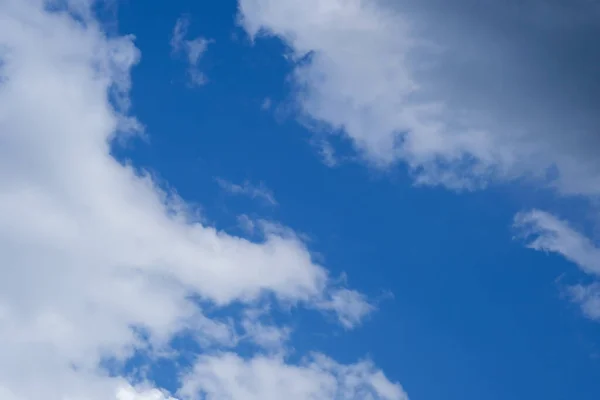 白い雲と青い空、背景 — ストック写真