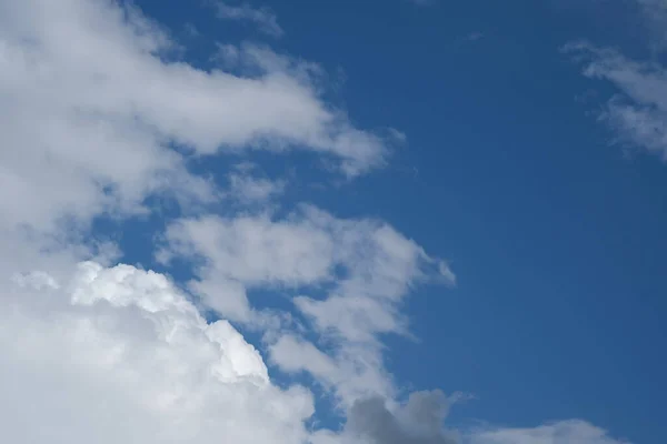 雲のある青空背景 — ストック写真