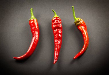 Siyah arka planda kırmızı biber.