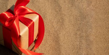 El işi kağıdına sarılı kırmızı saten kurdele.