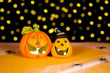 Siyah arkaplanda turuncu balkabakları ve sıcak ışık arkaplanı.