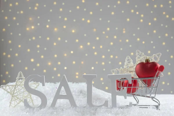 Χριστουγεννιάτικες πωλήσεις. Αγορά και παράδοση δώρων. Τρόλεϊ με χριστουγεννιάτικες διακοσμήσεις — Φωτογραφία Αρχείου