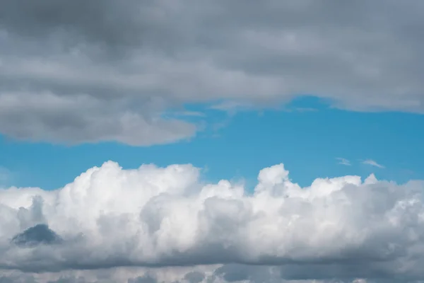 白い雲と灰色の雲、質感と青空 — ストック写真