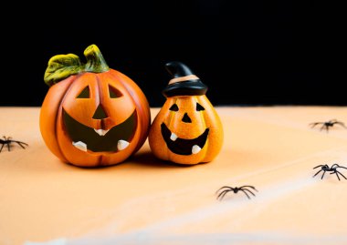 Siyah arkaplanda turuncu balkabakları.