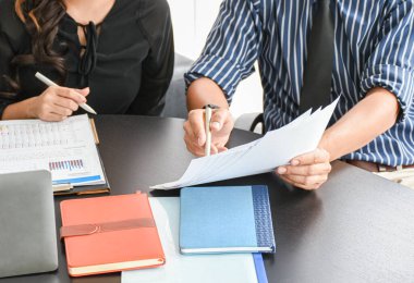 Patron ve ortak kadınlar özgeçmişi ya da masa başındaki işe alım belgelerini kontrol ediyorlar. İş başarısı arkaplan görüntüsü.