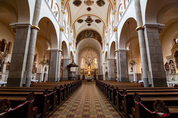 Slovenya 'nın Maribor kentindeki güzel Katedral' in kapalı tablosu