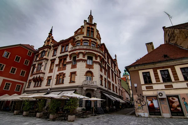 Maribor 'un ana meydanı. Bulutlu bir günde güzel bir mimari.