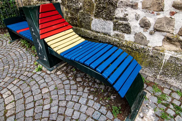 Dalganın şeklindeki benç. Yerel parktaki bankta. Maribor, Slovenya