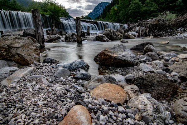 Slovenya Savinja nehrindeki şelaleler, gün batımında