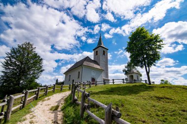 Cerkev Sv. Slovenya 'daki Logarska Dolina Vadisi' nin tepelerindeki Duh Kilisesi.